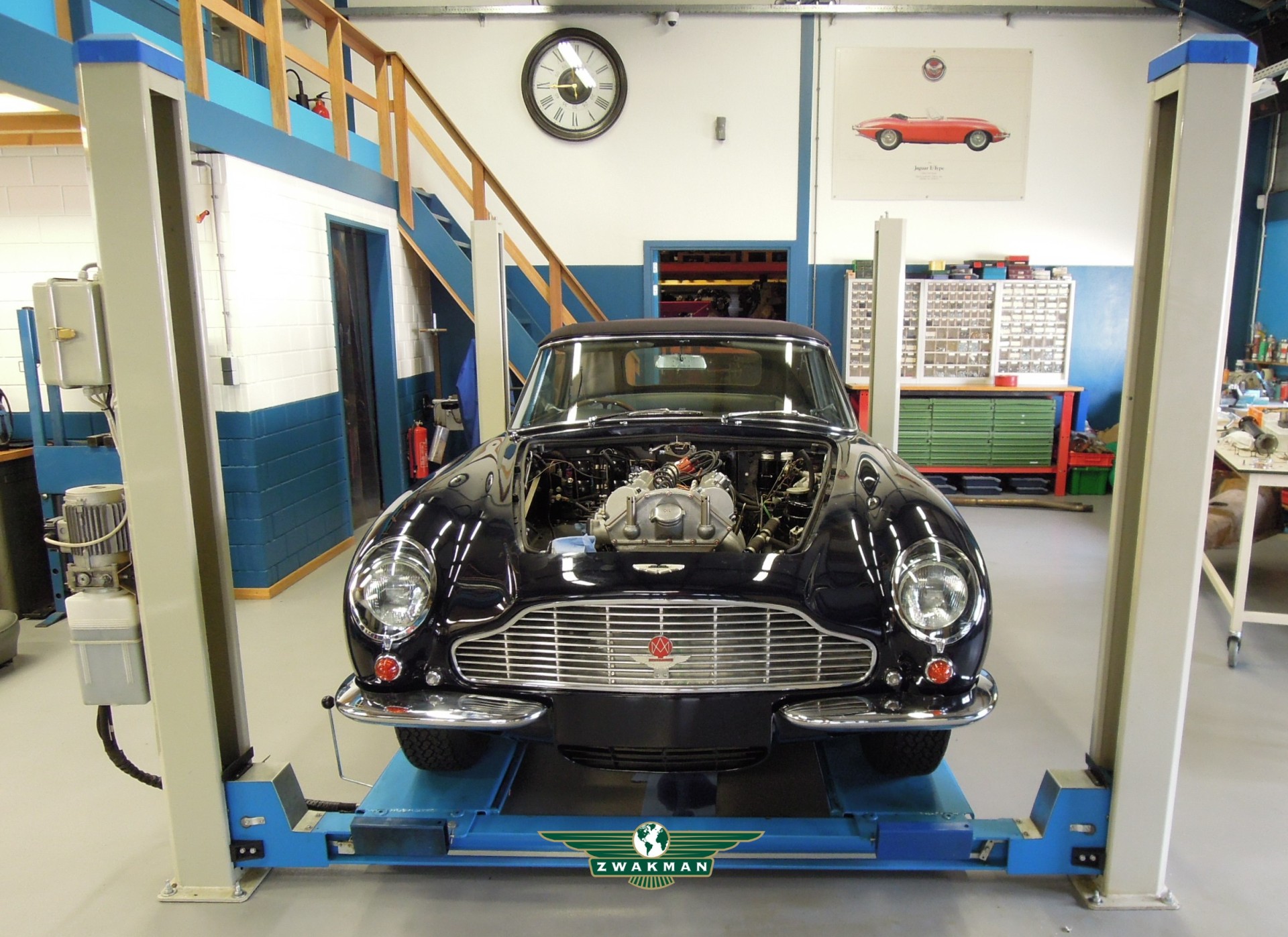 Aston Martin db6 garage